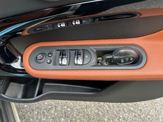 ＭＩＮＩ ＢＭＷ ミニ クロスオーバー クーパー D 東京都 2023(令5)年 2.8万km パールⅡ 登録時走行27885km/ワンオーナー/プレミアムプラスライン/パーキングアシスト/パークディスタンスコントロール（前後）/ツートンルーフ/モルトブラウンダイヤモンドステッチ入革シート/前席シートヒーター/純正HDDナビ/社外フルセグTV/バックカメラ/パワーバックドア/おくだけ充電/ルームミラー内蔵ETC/前後ドライブレコーダー/LEDライト/スマートキー/ルーフレール/USB端子/保証書・取説/スペアキー