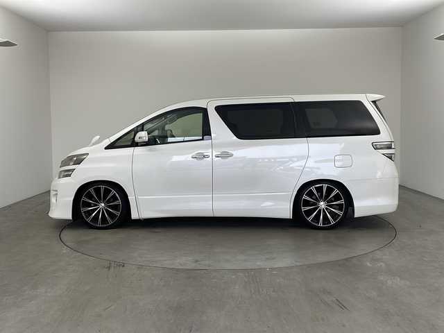 トヨタ ヴェルファイア 2．4Z Gエディション 兵庫県 2012(平24)年 5万km ホワイトパールクリスタルシャイン ・純正ナビ（TV・CD・DVD・MSV・BT）/・バックカメラ/・両側パワースライドドア/・パワーバックドア/・2列目エグゼクティブシート/・ビルトインETC/・クルーズコントロール/・純正リアフリップダウンモニター/・プレミアムサウンド/・コーナーセンサー/・フットイルミネーション/・nanoe/・AC100V電源/・純正ウッドコンビステアリング/・社外革調シートカバー/・オットマン/・前席パワーシート/・社外20インチアルミホイール/・HIDオートライト/・LEDフォグランプ/・社外車高調/・スマートキー/・スペアキー/・プッシュスタート/・社外フロアマット/・横滑り防止装置