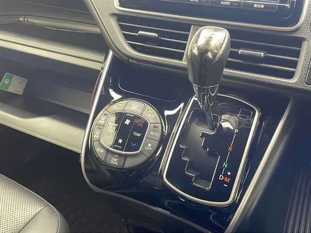 トヨタ エスクァイア Gi 沖縄県 2017(平29)年 5.8万km ブラッキッシュアゲハガラスフレーク 純正９インチナビ(NSZT-Y66T)/（フルセグＴＶ　DVD　Ｂｌｕｅｔｏｏｔｈ）/純正12.1インチフリップダウンモニター/バックカメラ/ＥＴＣ/前後ドライブレコーダー/両側パワースライドドア/レザーシート/シートヒーター/トヨタセーフティセンス/・衝突被害軽減ブレーキ (プリクラッシュセーフティ)																									/・ハンドル操作サポート (レーントレーシングアシスト)																																																		/・車線はみ出しアラート (レーンディパーチャーアラート)																									/・自動ハイビーム (オートマチックハイビーム)	/クルーズコントロール																								/ステアリングスイッチ/ウッドコンビ革巻きステアリング/純正フロアマット/純正15インチアルミホイール/アイドリングストップ/保証書