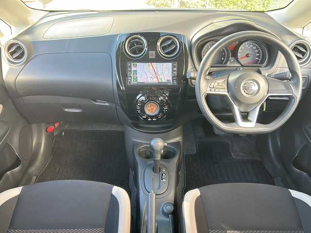 日産 ノート X Vセレクション 広島県 2020(令2)年 5.7万km スーパーブラック 禁煙車/エマージェンシーブレーキ/車線逸脱警報/コーナーセンサー/純正ナビ（MJ120D-W）/・ワンセグ/CD/Bluetooth/SD/AUX/アラウンドビューモニター/インテリジェントルームミラー/ステアリングスイッチ/アイドリングストップ/純正ドアバイザー/ETC/純正ホイール車載（サマータイヤ）/Wエアバック