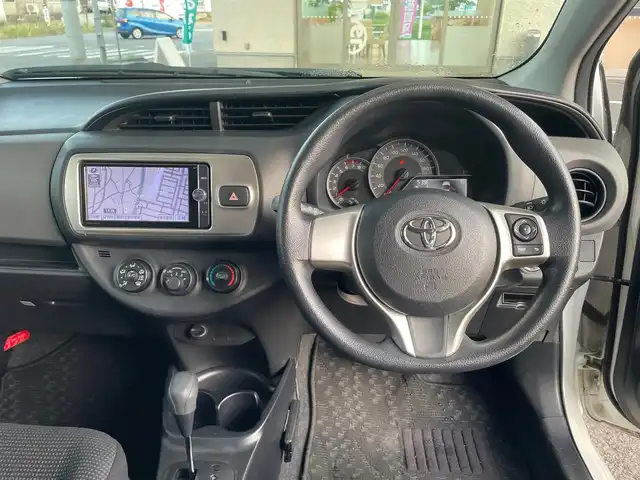 トヨタ ヴィッツ F 茨城県 2014(平26)年 2万km ホワイトパールクリスタルシャイン ディーラーオプションナ（CD/DVD/BT/フルセグTV）/ETC/プッシュスタート/フォグライト/オートライト/電格ミラー/フロアマット
