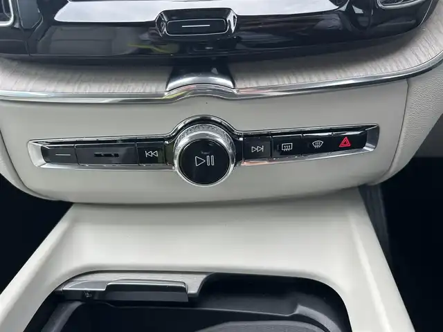 ボルボ ＸＣ６０ D4 AWD インスクリプション 滋賀県 2019(平31)年 2.8万km グレー ハーマンカードンオーディオ/３６０°カメラ/ベージュレザーシート／シートヒーター／ベンチレーション/パワーバックドア/純正ナビ／TV/USB/HUD/LKA/ACC/後席シートヒーター