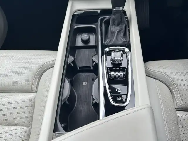 ボルボ ＸＣ６０ D4 AWD インスクリプション 滋賀県 2019(平31)年 2.8万km グレー ハーマンカードンオーディオ/３６０°カメラ/ベージュレザーシート／シートヒーター／ベンチレーション/パワーバックドア/純正ナビ／TV/USB/HUD/LKA/ACC/後席シートヒーター