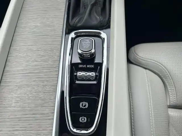 ボルボ ＸＣ６０ D4 AWD インスクリプション 滋賀県 2019(平31)年 2.8万km グレー ハーマンカードンオーディオ/３６０°カメラ/ベージュレザーシート／シートヒーター／ベンチレーション/パワーバックドア/純正ナビ／TV/USB/HUD/LKA/ACC/後席シートヒーター