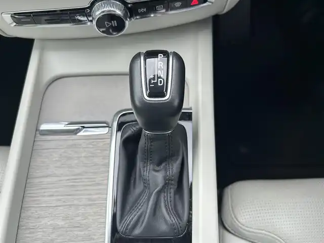 ボルボ ＸＣ６０ D4 AWD インスクリプション 滋賀県 2019(平31)年 2.8万km グレー ハーマンカードンオーディオ/３６０°カメラ/ベージュレザーシート／シートヒーター／ベンチレーション/パワーバックドア/純正ナビ／TV/USB/HUD/LKA/ACC/後席シートヒーター