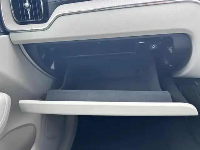 ボルボ ＸＣ６０ D4 AWD インスクリプション 滋賀県 2019(平31)年 2.8万km グレー ハーマンカードンオーディオ/３６０°カメラ/ベージュレザーシート／シートヒーター／ベンチレーション/パワーバックドア/純正ナビ／TV/USB/HUD/LKA/ACC/後席シートヒーター