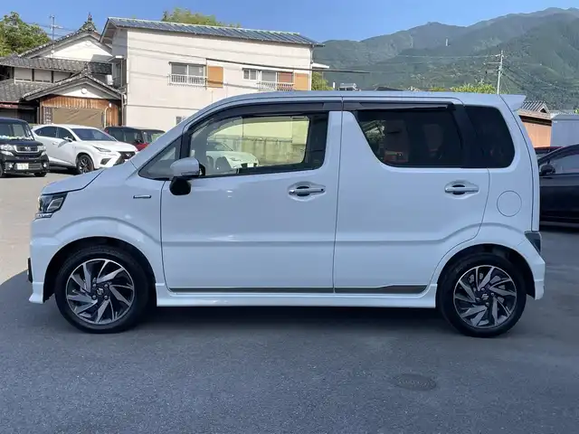 スズキ ワゴンＲ カスタムＺ HYBRID ZT 愛媛県 2023(令5)年 1.9万km ピュアホワイトP セーフティサポート/デュアルカメラブレーキサポート/後退時ブレーキサポート/車線逸脱警報/アダプティブクルーズコントロール/前後誤発進抑制機能/純正8インチナビ/　CD/DVD/Bluetooth/フルセグTV/バックカメラ/ビルトインETC/D席シートヒーター/LEDヘッドライト/純正15インチAW/革巻きステアリング/パドルシフト/プッシュスタート/ドアバイザー/ブルーミラー/フロントフォグ/フロアマット/スペアキー×1/保証書/取説書