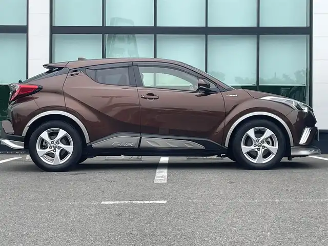 トヨタ Ｃ－ＨＲ S 和歌山県 2016(平28)年 7.4万km ダークブラウンマイカメタリック 純正ナビ/フルセグTV/（AM/FM/CD/DVD/Bluetooth）/バックカメラ/衝突軽減ブレーキ/横滑り防止機能/レーンキープアシスト/レーダークルーズコントロール/電動パーキング/オートホールド/100V電源/LEDヘッドライト/オートライト/オートマチックハイビーム/ビルトインETC/ドライブレコーダー/純正フロアマット/プッシュスタート/スマートキー