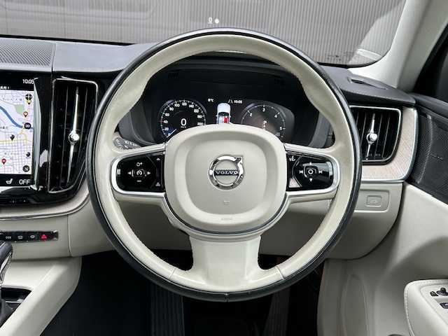 ボルボ ＸＣ６０ D4 AWD インスクリプション 道東・釧路十勝 2018(平30)年 6.1万km ルミナスサンドメタリック ４WD/harman/kardon/純正HDDナビ/CD/BT/USB/フルセグ/360°ビューカメラ/ETC/ドライブレコーダー/ヘッドアップディスプレイ/City Safety（衝突回避・被害軽減ブレーキシステム）/レーンキーピングエイド/ブラインドスポットインフォメーション/アダプティブクルーズコントロール/サイドウインカー内蔵電動リトラクタブル・ドアミラー/パークアシストパイロット/パーフォレーテッド・ファインナッパレザーシート/全席シートヒーター/前席パワーシート/前席ベンチレーション/ステアリングヒーター/パワーバックドア/純正19インチAW/純正フロアマット