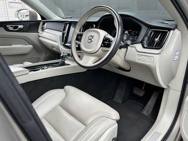 ボルボ ＸＣ６０ D4 AWD インスクリプション 道東・釧路十勝 2018(平30)年 6.1万km ルミナスサンドメタリック ４WD/harman/kardon/純正HDDナビ/CD/BT/USB/フルセグ/360°ビューカメラ/ETC/ドライブレコーダー/ヘッドアップディスプレイ/City Safety（衝突回避・被害軽減ブレーキシステム）/レーンキーピングエイド/ブラインドスポットインフォメーション/アダプティブクルーズコントロール/サイドウインカー内蔵電動リトラクタブル・ドアミラー/パークアシストパイロット/パーフォレーテッド・ファインナッパレザーシート/全席シートヒーター/前席パワーシート/前席ベンチレーション/ステアリングヒーター/パワーバックドア/純正19インチAW/純正フロアマット