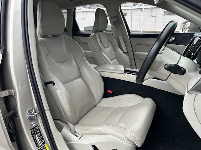 ボルボ ＸＣ６０ D4 AWD インスクリプション 道東・釧路十勝 2018(平30)年 6.1万km ルミナスサンドメタリック ４WD/harman/kardon/純正HDDナビ/CD/BT/USB/フルセグ/360°ビューカメラ/ETC/ドライブレコーダー/ヘッドアップディスプレイ/City Safety（衝突回避・被害軽減ブレーキシステム）/レーンキーピングエイド/ブラインドスポットインフォメーション/アダプティブクルーズコントロール/サイドウインカー内蔵電動リトラクタブル・ドアミラー/パークアシストパイロット/パーフォレーテッド・ファインナッパレザーシート/全席シートヒーター/前席パワーシート/前席ベンチレーション/ステアリングヒーター/パワーバックドア/純正19インチAW/純正フロアマット