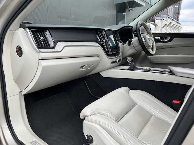 ボルボ ＸＣ６０ D4 AWD インスクリプション 道東・釧路十勝 2018(平30)年 6.1万km ルミナスサンドメタリック ４WD/harman/kardon/純正HDDナビ/CD/BT/USB/フルセグ/360°ビューカメラ/ETC/ドライブレコーダー/ヘッドアップディスプレイ/City Safety（衝突回避・被害軽減ブレーキシステム）/レーンキーピングエイド/ブラインドスポットインフォメーション/アダプティブクルーズコントロール/サイドウインカー内蔵電動リトラクタブル・ドアミラー/パークアシストパイロット/パーフォレーテッド・ファインナッパレザーシート/全席シートヒーター/前席パワーシート/前席ベンチレーション/ステアリングヒーター/パワーバックドア/純正19インチAW/純正フロアマット