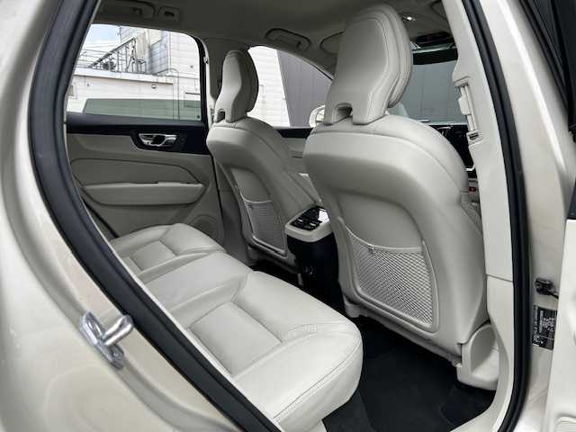ボルボ ＸＣ６０ D4 AWD インスクリプション 道東・釧路十勝 2018(平30)年 6.1万km ルミナスサンドメタリック ４WD/harman/kardon/純正HDDナビ/CD/BT/USB/フルセグ/360°ビューカメラ/ETC/ドライブレコーダー/ヘッドアップディスプレイ/City Safety（衝突回避・被害軽減ブレーキシステム）/レーンキーピングエイド/ブラインドスポットインフォメーション/アダプティブクルーズコントロール/サイドウインカー内蔵電動リトラクタブル・ドアミラー/パークアシストパイロット/パーフォレーテッド・ファインナッパレザーシート/全席シートヒーター/前席パワーシート/前席ベンチレーション/ステアリングヒーター/パワーバックドア/純正19インチAW/純正フロアマット