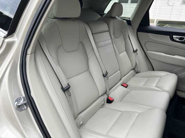 ボルボ ＸＣ６０ D4 AWD インスクリプション 道東・釧路十勝 2018(平30)年 6.1万km ルミナスサンドメタリック ４WD/harman/kardon/純正HDDナビ/CD/BT/USB/フルセグ/360°ビューカメラ/ETC/ドライブレコーダー/ヘッドアップディスプレイ/City Safety（衝突回避・被害軽減ブレーキシステム）/レーンキーピングエイド/ブラインドスポットインフォメーション/アダプティブクルーズコントロール/サイドウインカー内蔵電動リトラクタブル・ドアミラー/パークアシストパイロット/パーフォレーテッド・ファインナッパレザーシート/全席シートヒーター/前席パワーシート/前席ベンチレーション/ステアリングヒーター/パワーバックドア/純正19インチAW/純正フロアマット