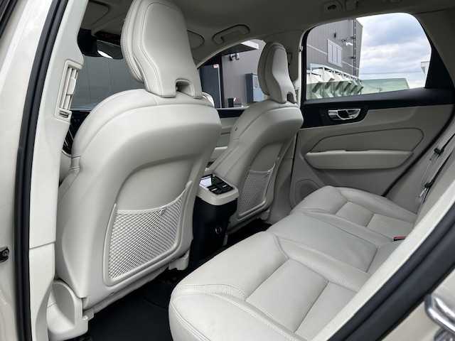 ボルボ ＸＣ６０ D4 AWD インスクリプション 道東・釧路十勝 2018(平30)年 6.1万km ルミナスサンドメタリック ４WD/harman/kardon/純正HDDナビ/CD/BT/USB/フルセグ/360°ビューカメラ/ETC/ドライブレコーダー/ヘッドアップディスプレイ/City Safety（衝突回避・被害軽減ブレーキシステム）/レーンキーピングエイド/ブラインドスポットインフォメーション/アダプティブクルーズコントロール/サイドウインカー内蔵電動リトラクタブル・ドアミラー/パークアシストパイロット/パーフォレーテッド・ファインナッパレザーシート/全席シートヒーター/前席パワーシート/前席ベンチレーション/ステアリングヒーター/パワーバックドア/純正19インチAW/純正フロアマット