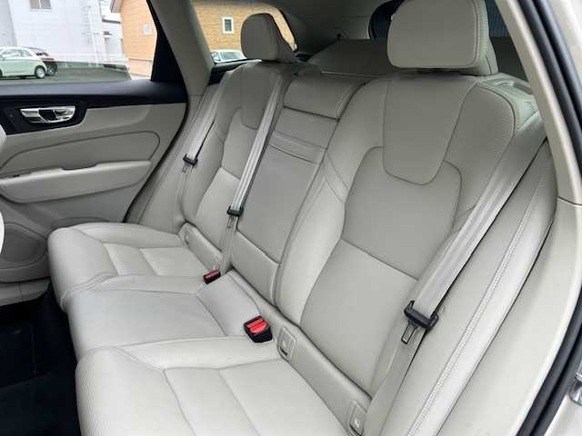 ボルボ ＸＣ６０ D4 AWD インスクリプション 道東・釧路十勝 2018(平30)年 6.1万km ルミナスサンドメタリック ４WD/harman/kardon/純正HDDナビ/CD/BT/USB/フルセグ/360°ビューカメラ/ETC/ドライブレコーダー/ヘッドアップディスプレイ/City Safety（衝突回避・被害軽減ブレーキシステム）/レーンキーピングエイド/ブラインドスポットインフォメーション/アダプティブクルーズコントロール/サイドウインカー内蔵電動リトラクタブル・ドアミラー/パークアシストパイロット/パーフォレーテッド・ファインナッパレザーシート/全席シートヒーター/前席パワーシート/前席ベンチレーション/ステアリングヒーター/パワーバックドア/純正19インチAW/純正フロアマット