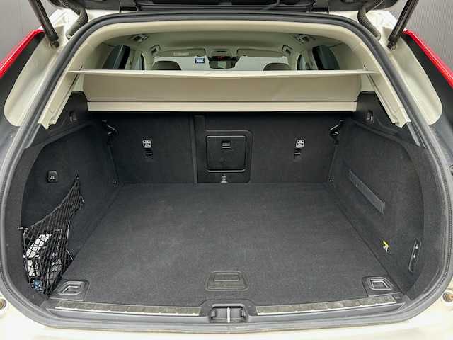 ボルボ ＸＣ６０ D4 AWD インスクリプション 道東・釧路十勝 2018(平30)年 6.1万km ルミナスサンドメタリック ４WD/harman/kardon/純正HDDナビ/CD/BT/USB/フルセグ/360°ビューカメラ/ETC/ドライブレコーダー/ヘッドアップディスプレイ/City Safety（衝突回避・被害軽減ブレーキシステム）/レーンキーピングエイド/ブラインドスポットインフォメーション/アダプティブクルーズコントロール/サイドウインカー内蔵電動リトラクタブル・ドアミラー/パークアシストパイロット/パーフォレーテッド・ファインナッパレザーシート/全席シートヒーター/前席パワーシート/前席ベンチレーション/ステアリングヒーター/パワーバックドア/純正19インチAW/純正フロアマット