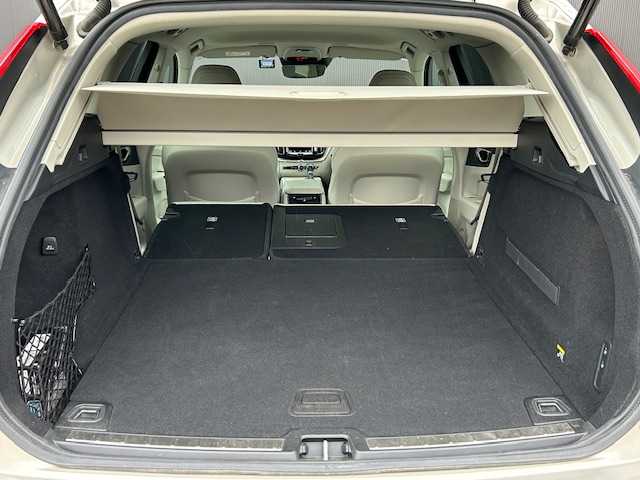 ボルボ ＸＣ６０ D4 AWD インスクリプション 道東・釧路十勝 2018(平30)年 6.1万km ルミナスサンドメタリック ４WD/harman/kardon/純正HDDナビ/CD/BT/USB/フルセグ/360°ビューカメラ/ETC/ドライブレコーダー/ヘッドアップディスプレイ/City Safety（衝突回避・被害軽減ブレーキシステム）/レーンキーピングエイド/ブラインドスポットインフォメーション/アダプティブクルーズコントロール/サイドウインカー内蔵電動リトラクタブル・ドアミラー/パークアシストパイロット/パーフォレーテッド・ファインナッパレザーシート/全席シートヒーター/前席パワーシート/前席ベンチレーション/ステアリングヒーター/パワーバックドア/純正19インチAW/純正フロアマット