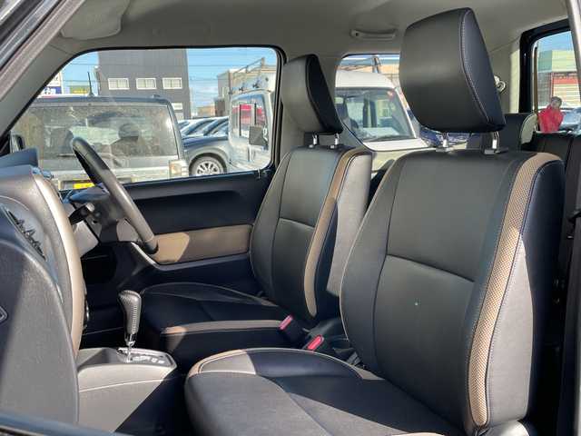 スズキ ジムニー ランドベンチャー 道北・旭川 2017(平29)年 4.3万km ブルーイッシュブラックパール3 /禁煙車//4WD//社外ナビ/CD/DVD/BT/TV/USB/SD//ヨコハマジオランダーM/Tタイヤ//社外足回り//ハーフレザーシート//運転席シートヒーター//ミラーヒーター//ETC//革巻きステアリング//ステアリングスイッチ//フォグランプ//ウィンカーミラー//電動格納ミラー//純正フロアマット//社外ルーフキャリア//社外ルーフボックス//保証書//取扱説明書