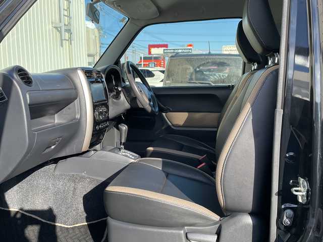 スズキ ジムニー ランドベンチャー 道北・旭川 2017(平29)年 4.3万km ブルーイッシュブラックパール3 /禁煙車//4WD//社外ナビ/CD/DVD/BT/TV/USB/SD//ヨコハマジオランダーM/Tタイヤ//社外足回り//ハーフレザーシート//運転席シートヒーター//ミラーヒーター//ETC//革巻きステアリング//ステアリングスイッチ//フォグランプ//ウィンカーミラー//電動格納ミラー//純正フロアマット//社外ルーフキャリア//社外ルーフボックス//保証書//取扱説明書