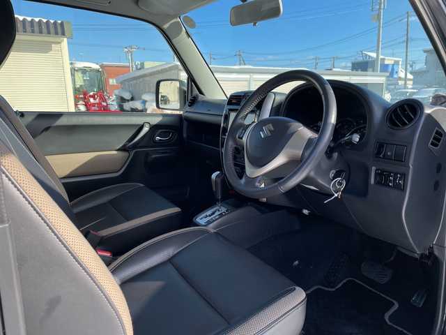 スズキ ジムニー ランドベンチャー 道北・旭川 2017(平29)年 4.3万km ブルーイッシュブラックパール3 /禁煙車//4WD//社外ナビ/CD/DVD/BT/TV/USB/SD//ヨコハマジオランダーM/Tタイヤ//社外足回り//ハーフレザーシート//運転席シートヒーター//ミラーヒーター//ETC//革巻きステアリング//ステアリングスイッチ//フォグランプ//ウィンカーミラー//電動格納ミラー//純正フロアマット//社外ルーフキャリア//社外ルーフボックス//保証書//取扱説明書