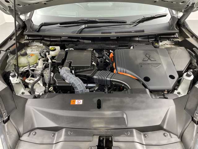 三菱 アウトランダー ＰＨＥＶ P 福島県 2022(令4)年 1.6万km スターリングシルバーM /禁煙車//BOSEサウンド//e-Assist/・衝突被害軽減ブレーキシステム/・車線逸脱警報システム/・オートマチックハイビーム/・後側方車両検知警報システム/・マイパイロット//ヘッドアップディスプレイ//全周囲カメラ//純正12.3インチナビ/・BT.USB.スマホ連携/・フルセグTV//電動リアゲート//本革シート/・前席パワーシート/・前席シートメモリー/・全席シートヒーター//革巻きステアリング/・ステアリングスイッチ/・ステアリングヒーター/・パドルシフト//ビルトインETC2.0//ドライブレコーダー（FR）//プッシュスタート//スマートキー×2//LEDヘッドライト//LEDフォグライト//純正フロアマット//純正20インチAW//純正ドアバイザー//ワイヤレス充電//AC1500W充電