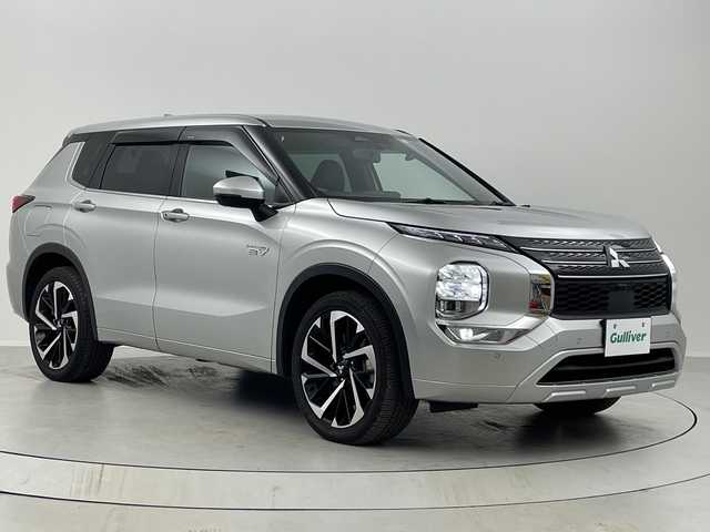 三菱 アウトランダー ＰＨＥＶ P 福島県 2022(令4)年 1.6万km スターリングシルバーM /禁煙車//BOSEサウンド//e-Assist/・衝突被害軽減ブレーキシステム/・車線逸脱警報システム/・オートマチックハイビーム/・後側方車両検知警報システム/・マイパイロット//ヘッドアップディスプレイ//全周囲カメラ//純正12.3インチナビ/・BT.USB.スマホ連携/・フルセグTV//電動リアゲート//本革シート/・前席パワーシート/・前席シートメモリー/・全席シートヒーター//革巻きステアリング/・ステアリングスイッチ/・ステアリングヒーター/・パドルシフト//ビルトインETC2.0//ドライブレコーダー（FR）//プッシュスタート//スマートキー×2//LEDヘッドライト//LEDフォグライト//純正フロアマット//純正20インチAW//純正ドアバイザー//ワイヤレス充電//AC1500W充電