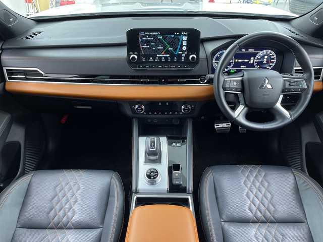 三菱 アウトランダー ＰＨＥＶ P 福島県 2022(令4)年 1.6万km スターリングシルバーM /禁煙車//BOSEサウンド//e-Assist/・衝突被害軽減ブレーキシステム/・車線逸脱警報システム/・オートマチックハイビーム/・後側方車両検知警報システム/・マイパイロット//ヘッドアップディスプレイ//全周囲カメラ//純正12.3インチナビ/・BT.USB.スマホ連携/・フルセグTV//電動リアゲート//本革シート/・前席パワーシート/・前席シートメモリー/・全席シートヒーター//革巻きステアリング/・ステアリングスイッチ/・ステアリングヒーター/・パドルシフト//ビルトインETC2.0//ドライブレコーダー（FR）//プッシュスタート//スマートキー×2//LEDヘッドライト//LEDフォグライト//純正フロアマット//純正20インチAW//純正ドアバイザー//ワイヤレス充電//AC1500W充電