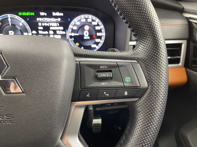 三菱 アウトランダー ＰＨＥＶ P 福島県 2022(令4)年 1.6万km スターリングシルバーM /禁煙車//BOSEサウンド//e-Assist/・衝突被害軽減ブレーキシステム/・車線逸脱警報システム/・オートマチックハイビーム/・後側方車両検知警報システム/・マイパイロット//ヘッドアップディスプレイ//全周囲カメラ//純正12.3インチナビ/・BT.USB.スマホ連携/・フルセグTV//電動リアゲート//本革シート/・前席パワーシート/・前席シートメモリー/・全席シートヒーター//革巻きステアリング/・ステアリングスイッチ/・ステアリングヒーター/・パドルシフト//ビルトインETC2.0//ドライブレコーダー（FR）//プッシュスタート//スマートキー×2//LEDヘッドライト//LEDフォグライト//純正フロアマット//純正20インチAW//純正ドアバイザー//ワイヤレス充電//AC1500W充電