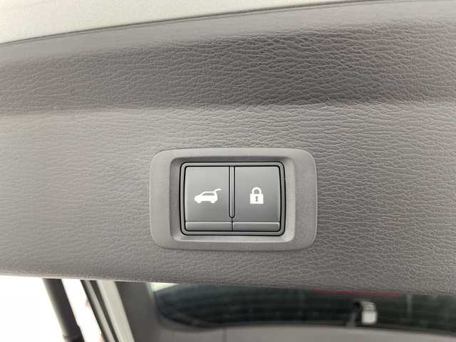 三菱 アウトランダー ＰＨＥＶ P 福島県 2022(令4)年 1.6万km スターリングシルバーM /禁煙車//BOSEサウンド//e-Assist/・衝突被害軽減ブレーキシステム/・車線逸脱警報システム/・オートマチックハイビーム/・後側方車両検知警報システム/・マイパイロット//ヘッドアップディスプレイ//全周囲カメラ//純正12.3インチナビ/・BT.USB.スマホ連携/・フルセグTV//電動リアゲート//本革シート/・前席パワーシート/・前席シートメモリー/・全席シートヒーター//革巻きステアリング/・ステアリングスイッチ/・ステアリングヒーター/・パドルシフト//ビルトインETC2.0//ドライブレコーダー（FR）//プッシュスタート//スマートキー×2//LEDヘッドライト//LEDフォグライト//純正フロアマット//純正20インチAW//純正ドアバイザー//ワイヤレス充電//AC1500W充電