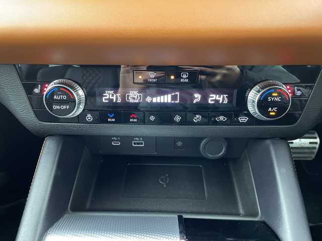 三菱 アウトランダー ＰＨＥＶ P 福島県 2022(令4)年 1.6万km スターリングシルバーM /禁煙車//BOSEサウンド//e-Assist/・衝突被害軽減ブレーキシステム/・車線逸脱警報システム/・オートマチックハイビーム/・後側方車両検知警報システム/・マイパイロット//ヘッドアップディスプレイ//全周囲カメラ//純正12.3インチナビ/・BT.USB.スマホ連携/・フルセグTV//電動リアゲート//本革シート/・前席パワーシート/・前席シートメモリー/・全席シートヒーター//革巻きステアリング/・ステアリングスイッチ/・ステアリングヒーター/・パドルシフト//ビルトインETC2.0//ドライブレコーダー（FR）//プッシュスタート//スマートキー×2//LEDヘッドライト//LEDフォグライト//純正フロアマット//純正20インチAW//純正ドアバイザー//ワイヤレス充電//AC1500W充電