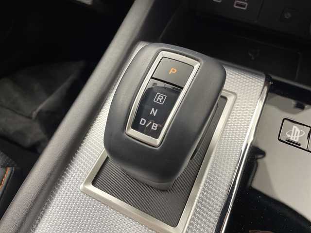 三菱 アウトランダー ＰＨＥＶ P 福島県 2022(令4)年 1.6万km スターリングシルバーM /禁煙車//BOSEサウンド//e-Assist/・衝突被害軽減ブレーキシステム/・車線逸脱警報システム/・オートマチックハイビーム/・後側方車両検知警報システム/・マイパイロット//ヘッドアップディスプレイ//全周囲カメラ//純正12.3インチナビ/・BT.USB.スマホ連携/・フルセグTV//電動リアゲート//本革シート/・前席パワーシート/・前席シートメモリー/・全席シートヒーター//革巻きステアリング/・ステアリングスイッチ/・ステアリングヒーター/・パドルシフト//ビルトインETC2.0//ドライブレコーダー（FR）//プッシュスタート//スマートキー×2//LEDヘッドライト//LEDフォグライト//純正フロアマット//純正20インチAW//純正ドアバイザー//ワイヤレス充電//AC1500W充電