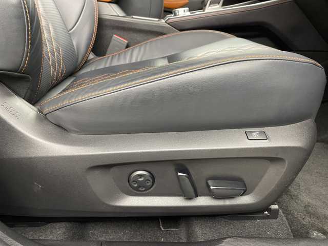 三菱 アウトランダー ＰＨＥＶ P 福島県 2022(令4)年 1.6万km スターリングシルバーM /禁煙車//BOSEサウンド//e-Assist/・衝突被害軽減ブレーキシステム/・車線逸脱警報システム/・オートマチックハイビーム/・後側方車両検知警報システム/・マイパイロット//ヘッドアップディスプレイ//全周囲カメラ//純正12.3インチナビ/・BT.USB.スマホ連携/・フルセグTV//電動リアゲート//本革シート/・前席パワーシート/・前席シートメモリー/・全席シートヒーター//革巻きステアリング/・ステアリングスイッチ/・ステアリングヒーター/・パドルシフト//ビルトインETC2.0//ドライブレコーダー（FR）//プッシュスタート//スマートキー×2//LEDヘッドライト//LEDフォグライト//純正フロアマット//純正20インチAW//純正ドアバイザー//ワイヤレス充電//AC1500W充電