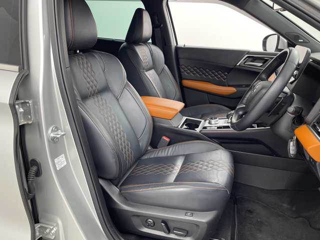 三菱 アウトランダー ＰＨＥＶ P 福島県 2022(令4)年 1.6万km スターリングシルバーM /禁煙車//BOSEサウンド//e-Assist/・衝突被害軽減ブレーキシステム/・車線逸脱警報システム/・オートマチックハイビーム/・後側方車両検知警報システム/・マイパイロット//ヘッドアップディスプレイ//全周囲カメラ//純正12.3インチナビ/・BT.USB.スマホ連携/・フルセグTV//電動リアゲート//本革シート/・前席パワーシート/・前席シートメモリー/・全席シートヒーター//革巻きステアリング/・ステアリングスイッチ/・ステアリングヒーター/・パドルシフト//ビルトインETC2.0//ドライブレコーダー（FR）//プッシュスタート//スマートキー×2//LEDヘッドライト//LEDフォグライト//純正フロアマット//純正20インチAW//純正ドアバイザー//ワイヤレス充電//AC1500W充電