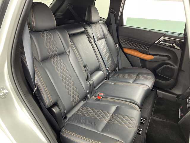 三菱 アウトランダー ＰＨＥＶ P 福島県 2022(令4)年 1.6万km スターリングシルバーM /禁煙車//BOSEサウンド//e-Assist/・衝突被害軽減ブレーキシステム/・車線逸脱警報システム/・オートマチックハイビーム/・後側方車両検知警報システム/・マイパイロット//ヘッドアップディスプレイ//全周囲カメラ//純正12.3インチナビ/・BT.USB.スマホ連携/・フルセグTV//電動リアゲート//本革シート/・前席パワーシート/・前席シートメモリー/・全席シートヒーター//革巻きステアリング/・ステアリングスイッチ/・ステアリングヒーター/・パドルシフト//ビルトインETC2.0//ドライブレコーダー（FR）//プッシュスタート//スマートキー×2//LEDヘッドライト//LEDフォグライト//純正フロアマット//純正20インチAW//純正ドアバイザー//ワイヤレス充電//AC1500W充電