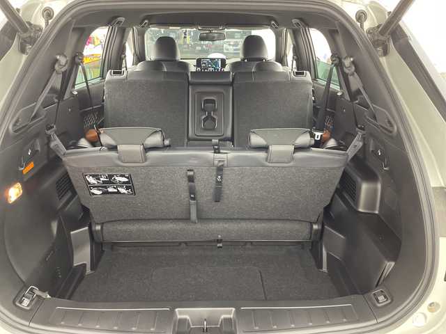 三菱 アウトランダー ＰＨＥＶ P 福島県 2022(令4)年 1.6万km スターリングシルバーM /禁煙車//BOSEサウンド//e-Assist/・衝突被害軽減ブレーキシステム/・車線逸脱警報システム/・オートマチックハイビーム/・後側方車両検知警報システム/・マイパイロット//ヘッドアップディスプレイ//全周囲カメラ//純正12.3インチナビ/・BT.USB.スマホ連携/・フルセグTV//電動リアゲート//本革シート/・前席パワーシート/・前席シートメモリー/・全席シートヒーター//革巻きステアリング/・ステアリングスイッチ/・ステアリングヒーター/・パドルシフト//ビルトインETC2.0//ドライブレコーダー（FR）//プッシュスタート//スマートキー×2//LEDヘッドライト//LEDフォグライト//純正フロアマット//純正20インチAW//純正ドアバイザー//ワイヤレス充電//AC1500W充電