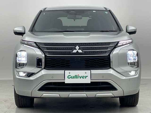 三菱 アウトランダー ＰＨＥＶ P 福島県 2022(令4)年 1.6万km スターリングシルバーM /禁煙車//BOSEサウンド//e-Assist/・衝突被害軽減ブレーキシステム/・車線逸脱警報システム/・オートマチックハイビーム/・後側方車両検知警報システム/・マイパイロット//ヘッドアップディスプレイ//全周囲カメラ//純正12.3インチナビ/・BT.USB.スマホ連携/・フルセグTV//電動リアゲート//本革シート/・前席パワーシート/・前席シートメモリー/・全席シートヒーター//革巻きステアリング/・ステアリングスイッチ/・ステアリングヒーター/・パドルシフト//ビルトインETC2.0//ドライブレコーダー（FR）//プッシュスタート//スマートキー×2//LEDヘッドライト//LEDフォグライト//純正フロアマット//純正20インチAW//純正ドアバイザー//ワイヤレス充電//AC1500W充電