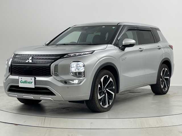 三菱 アウトランダー ＰＨＥＶ P 福島県 2022(令4)年 1.6万km スターリングシルバーM /禁煙車//BOSEサウンド//e-Assist/・衝突被害軽減ブレーキシステム/・車線逸脱警報システム/・オートマチックハイビーム/・後側方車両検知警報システム/・マイパイロット//ヘッドアップディスプレイ//全周囲カメラ//純正12.3インチナビ/・BT.USB.スマホ連携/・フルセグTV//電動リアゲート//本革シート/・前席パワーシート/・前席シートメモリー/・全席シートヒーター//革巻きステアリング/・ステアリングスイッチ/・ステアリングヒーター/・パドルシフト//ビルトインETC2.0//ドライブレコーダー（FR）//プッシュスタート//スマートキー×2//LEDヘッドライト//LEDフォグライト//純正フロアマット//純正20インチAW//純正ドアバイザー//ワイヤレス充電//AC1500W充電