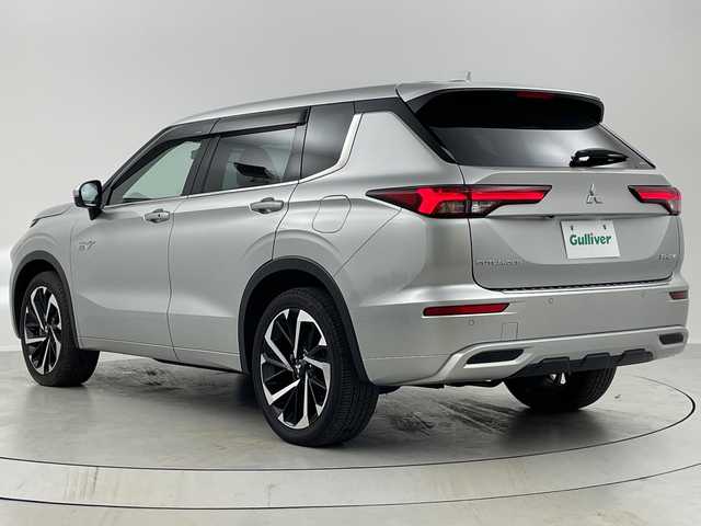 三菱 アウトランダー ＰＨＥＶ P 福島県 2022(令4)年 1.6万km スターリングシルバーM /禁煙車//BOSEサウンド//e-Assist/・衝突被害軽減ブレーキシステム/・車線逸脱警報システム/・オートマチックハイビーム/・後側方車両検知警報システム/・マイパイロット//ヘッドアップディスプレイ//全周囲カメラ//純正12.3インチナビ/・BT.USB.スマホ連携/・フルセグTV//電動リアゲート//本革シート/・前席パワーシート/・前席シートメモリー/・全席シートヒーター//革巻きステアリング/・ステアリングスイッチ/・ステアリングヒーター/・パドルシフト//ビルトインETC2.0//ドライブレコーダー（FR）//プッシュスタート//スマートキー×2//LEDヘッドライト//LEDフォグライト//純正フロアマット//純正20インチAW//純正ドアバイザー//ワイヤレス充電//AC1500W充電