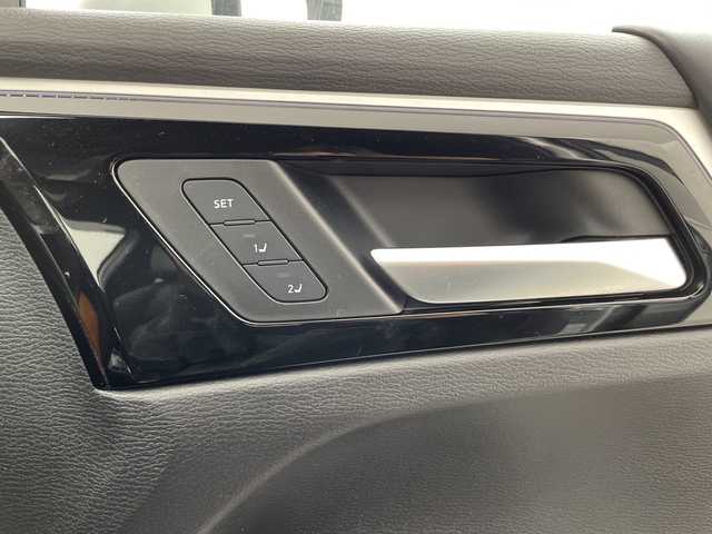 三菱 アウトランダー ＰＨＥＶ P 福島県 2022(令4)年 1.6万km スターリングシルバーM /禁煙車//BOSEサウンド//e-Assist/・衝突被害軽減ブレーキシステム/・車線逸脱警報システム/・オートマチックハイビーム/・後側方車両検知警報システム/・マイパイロット//ヘッドアップディスプレイ//全周囲カメラ//純正12.3インチナビ/・BT.USB.スマホ連携/・フルセグTV//電動リアゲート//本革シート/・前席パワーシート/・前席シートメモリー/・全席シートヒーター//革巻きステアリング/・ステアリングスイッチ/・ステアリングヒーター/・パドルシフト//ビルトインETC2.0//ドライブレコーダー（FR）//プッシュスタート//スマートキー×2//LEDヘッドライト//LEDフォグライト//純正フロアマット//純正20インチAW//純正ドアバイザー//ワイヤレス充電//AC1500W充電