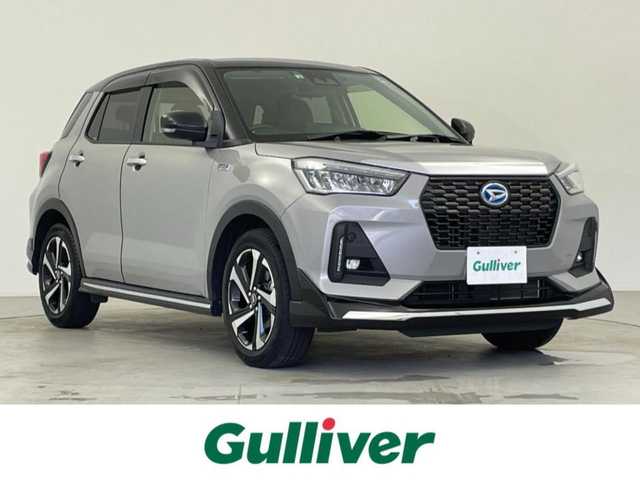 ダイハツ ロッキー プレミアム G HEV 千葉県 2022(令4)年 1.8万km グレーⅡ スマートアシスト/・衝突回避ブレーキ/・ブレーキ制御付き誤発進抑制機能（前後）/・車線逸脱警報機能/・車線逸脱抑制制御機能/・路側逸脱警報機能/・ふらつき警報/・コーナーセンサー/・アダプティブドライビングビーム/アダクティブクルーズコントロール/レーンキープアシスト/純正9インチメモリナビ/・型式：NMZN-Y72D/・CD/DVD/フルセグTV/Bluetooth/アラウンドビューモニター/バックカメラ/LEDオートヘッドライト/LEDシーケンシャルターンランプ/レザーシート/前席シートヒーター/電子パーキングブレーキ/オートブレーキホールド/ビルトインETC 2.0/純正17インチアルミホイール（ハイブリッド専用5穴）/純正フロアマット/ハイブリッド専用フロントグリル/大型フロントドアグリップ/ステアリングスイッチ/ドアバイザー/オートエアコン/プッシュスタート/禁煙車