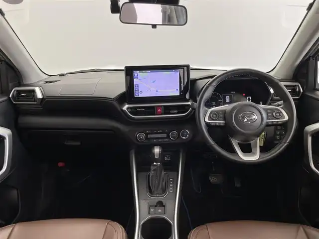 ダイハツ ロッキー プレミアム G HEV 千葉県 2022(令4)年 1.8万km グレーⅡ スマートアシスト/・衝突回避ブレーキ/・ブレーキ制御付き誤発進抑制機能（前後）/・車線逸脱警報機能/・車線逸脱抑制制御機能/・路側逸脱警報機能/・ふらつき警報/・コーナーセンサー/・アダプティブドライビングビーム/アダクティブクルーズコントロール/レーンキープアシスト/純正9インチメモリナビ/・型式：NMZN-Y72D/・CD/DVD/フルセグTV/Bluetooth/アラウンドビューモニター/バックカメラ/LEDオートヘッドライト/LEDシーケンシャルターンランプ/レザーシート/前席シートヒーター/電子パーキングブレーキ/オートブレーキホールド/ビルトインETC 2.0/純正17インチアルミホイール（ハイブリッド専用5穴）/純正フロアマット/ハイブリッド専用フロントグリル/大型フロントドアグリップ/ステアリングスイッチ/ドアバイザー/オートエアコン/プッシュスタート/禁煙車