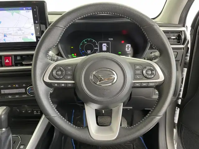 ダイハツ ロッキー プレミアム G HEV 千葉県 2022(令4)年 1.8万km グレーⅡ スマートアシスト/・衝突回避ブレーキ/・ブレーキ制御付き誤発進抑制機能（前後）/・車線逸脱警報機能/・車線逸脱抑制制御機能/・路側逸脱警報機能/・ふらつき警報/・コーナーセンサー/・アダプティブドライビングビーム/アダクティブクルーズコントロール/レーンキープアシスト/純正9インチメモリナビ/・型式：NMZN-Y72D/・CD/DVD/フルセグTV/Bluetooth/アラウンドビューモニター/バックカメラ/LEDオートヘッドライト/LEDシーケンシャルターンランプ/レザーシート/前席シートヒーター/電子パーキングブレーキ/オートブレーキホールド/ビルトインETC 2.0/純正17インチアルミホイール（ハイブリッド専用5穴）/純正フロアマット/ハイブリッド専用フロントグリル/大型フロントドアグリップ/ステアリングスイッチ/ドアバイザー/オートエアコン/プッシュスタート/禁煙車
