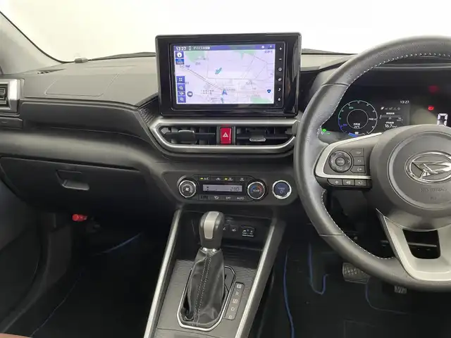 ダイハツ ロッキー プレミアム G HEV 千葉県 2022(令4)年 1.8万km グレーⅡ スマートアシスト/・衝突回避ブレーキ/・ブレーキ制御付き誤発進抑制機能（前後）/・車線逸脱警報機能/・車線逸脱抑制制御機能/・路側逸脱警報機能/・ふらつき警報/・コーナーセンサー/・アダプティブドライビングビーム/アダクティブクルーズコントロール/レーンキープアシスト/純正9インチメモリナビ/・型式：NMZN-Y72D/・CD/DVD/フルセグTV/Bluetooth/アラウンドビューモニター/バックカメラ/LEDオートヘッドライト/LEDシーケンシャルターンランプ/レザーシート/前席シートヒーター/電子パーキングブレーキ/オートブレーキホールド/ビルトインETC 2.0/純正17インチアルミホイール（ハイブリッド専用5穴）/純正フロアマット/ハイブリッド専用フロントグリル/大型フロントドアグリップ/ステアリングスイッチ/ドアバイザー/オートエアコン/プッシュスタート/禁煙車