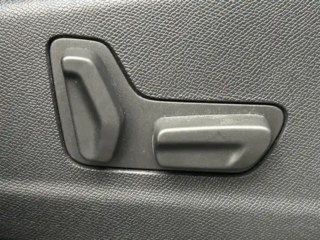 プジョー ５００８ GT ブルーHDi 福岡県 2018(平30)年 6.3万km 緑 純正ナビ（フルセグTV）/サンルーフ/クルーズコントロール/ブラインドスポットモニター/パワーバックドア/パワーシート/シートヒーター/横滑り防止機能/コーナーセンサー/レーンキープアシスト/純正アルミホイール/オートライト/オートハイビーム