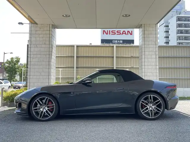 ジャガー Ｆ-ＴＹＰＥ チェッカーフラッグED コンバーチブル 兵庫県 2020(令2)年 0.8万km ガンＭ /R3-6年正規ディーラー記録簿あり//MERIDIANサウンド//タッチスクリーン//ナビ機能/（BT/USB/HDMI)//リヤカメラ//本革シート（ヒーター/クーラー）//ギヤシフトパドル//クルーズコントロール//ステアリングホイールヒーター//ステアリングスイッチ//デプロイヤブル（展開式）リヤスポイラー//アクティブエキゾースト//リヤフォグランプ//コーナーセンサー//オートLEDヘッドランプ//純正２０インチAW//純正ドライブレコーダー//ETC