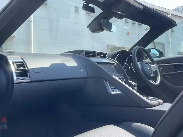 ジャガー Ｆ-ＴＹＰＥ チェッカーフラッグED コンバーチブル 兵庫県 2020(令2)年 0.8万km ガンＭ /R3-6年正規ディーラー記録簿あり//MERIDIANサウンド//タッチスクリーン//ナビ機能/（BT/USB/HDMI)//リヤカメラ//本革シート（ヒーター/クーラー）//ギヤシフトパドル//クルーズコントロール//ステアリングホイールヒーター//ステアリングスイッチ//デプロイヤブル（展開式）リヤスポイラー//アクティブエキゾースト//リヤフォグランプ//コーナーセンサー//オートLEDヘッドランプ//純正２０インチAW//純正ドライブレコーダー//ETC