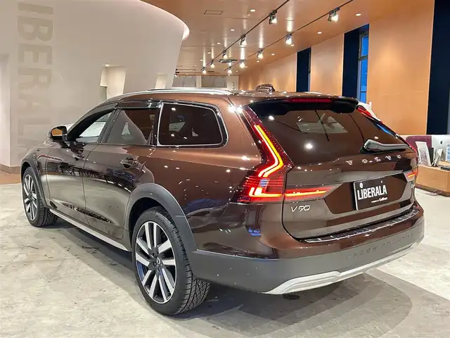 ボルボ Ｖ９０ クロスカントリー B6 AWD プロ 道央・札幌 2021(令3)年 1.3万km メープルブラウンM 電動パノラマガラスサンルーフ/Bowers＆Wilkinsプレミアムサウンド/電子制御リア・エアサスペンション/インテリセーフ/　・City Safety/　・ACC/　・BLIS/　・CTA/　・LKA/　・パイロットアシスト/　・360°カメラ/　・フルアクティブハイビーム/ナッパレザーシート/シートヒーター/シートベンチレーション/4ゾーンエアコン/ワイヤレスチャージング/パワーテールゲート