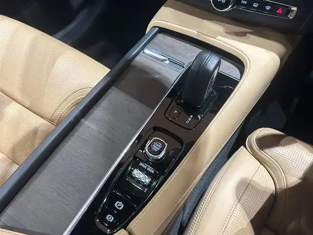ボルボ Ｖ９０ クロスカントリー B6 AWD プロ 道央・札幌 2021(令3)年 1.3万km メープルブラウンM 電動パノラマガラスサンルーフ/Bowers＆Wilkinsプレミアムサウンド/電子制御リア・エアサスペンション/インテリセーフ/　・City Safety/　・ACC/　・BLIS/　・CTA/　・LKA/　・パイロットアシスト/　・360°カメラ/　・フルアクティブハイビーム/ナッパレザーシート/シートヒーター/シートベンチレーション/4ゾーンエアコン/ワイヤレスチャージング/パワーテールゲート