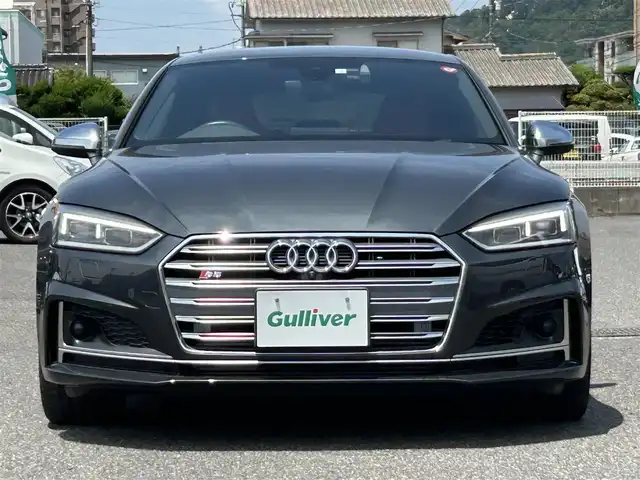 アウディ Ｓ５ スポーツバック 広島県 2020(令2)年 6.1万km マンハッタングレーメタリック 車検満了 令和9年6月/純正ナビ/（Bluetooth、CD、DVD、フルセグTV）/全方位カメラ/前後ドライブレコーダー/ETC/ブラック塗装ブレーキキャリパー/純正19インチAW/赤レザーシート/・シートヒーター/・エアシート/・パワーシート/衝突被害軽減ブレーキ/クルーズコントロール/コーナーセンサー/LEDヘッドライト/オートライト/オートマチックハイビーム/プッシュスタート/パーキングアシスト/取扱説明書/保証書